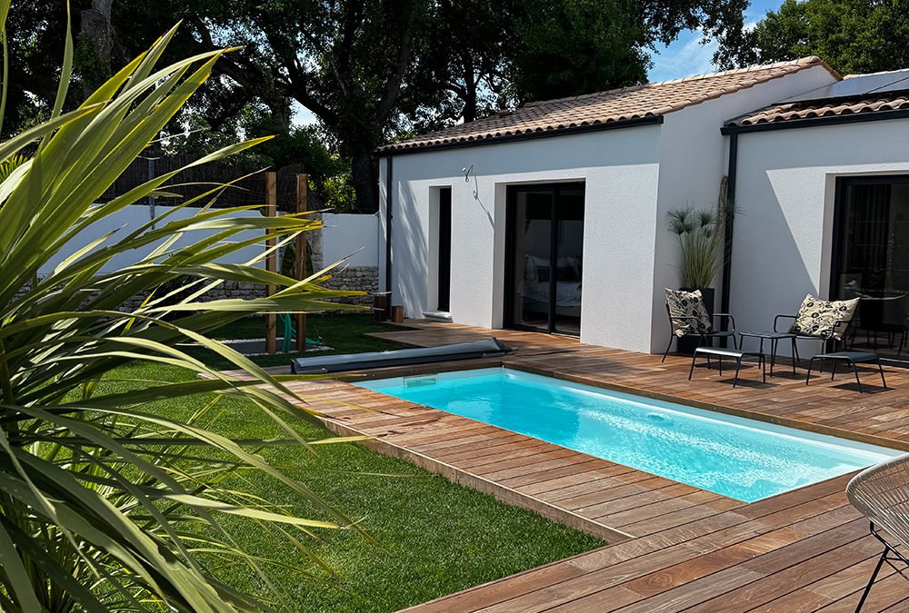 Terrasse en bois Ipé autour d’une piscine à Nieul-sur-Mer