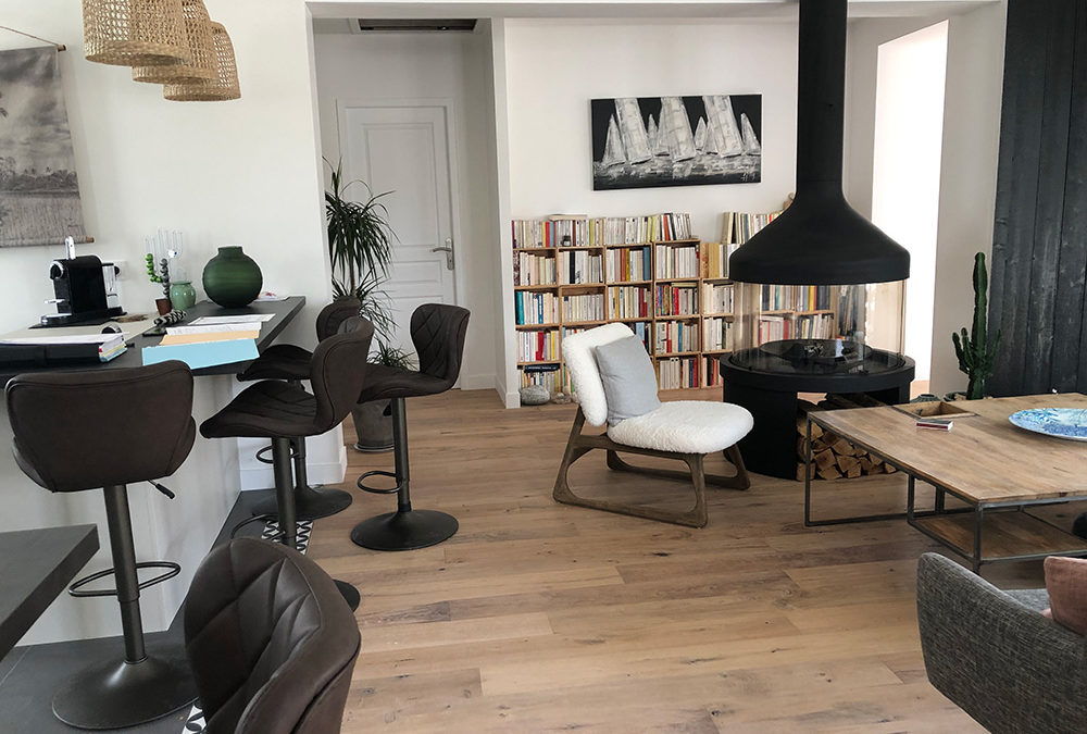 Pose de parquet contrecollé en chêne fumé au Bois Plage (Île de Ré) dans une maison neuve avec chauffage au sol