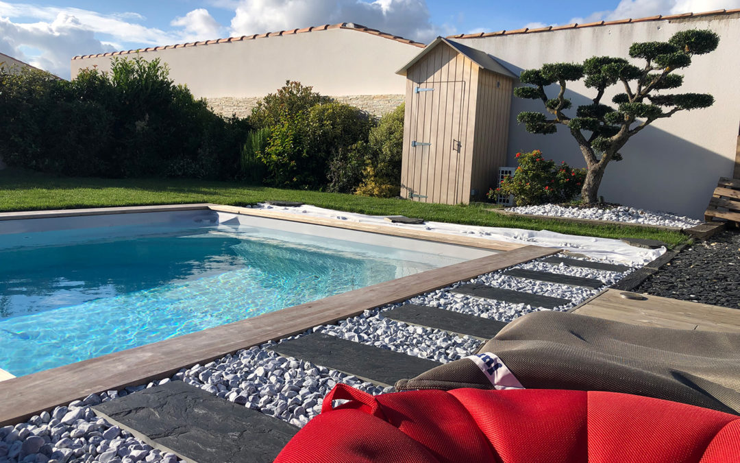 Local technique de piscine dans le style d’une cabane de plage à Aigrefeuille d&rsquo;Aunis