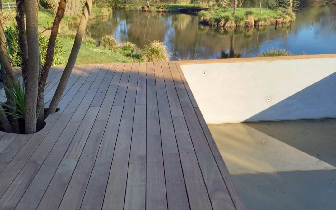 Terrasse en Cumaru avec Piscine au Bord d’un Étang en Occitanie : Nature, Sérénité et Bois d’Exception