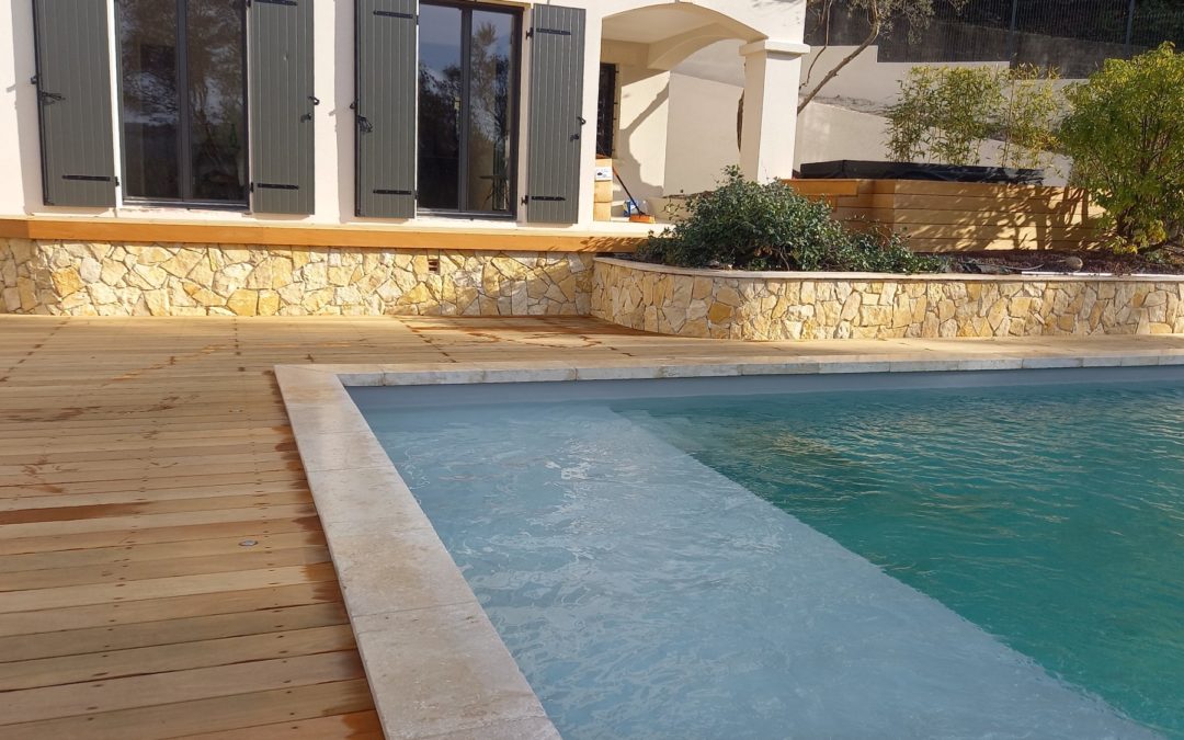 Terrasse en Cumaru de 80 m² à Montpellier (34) : Élégance et Confort en Plein Air sous le Soleil Méditerranéen