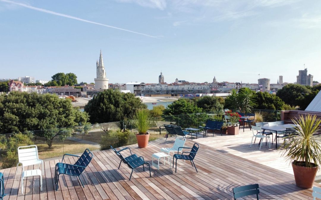 Terrasse en Ipé sur toit terrasse à La Rochelle, entre vieux port et horizon marin